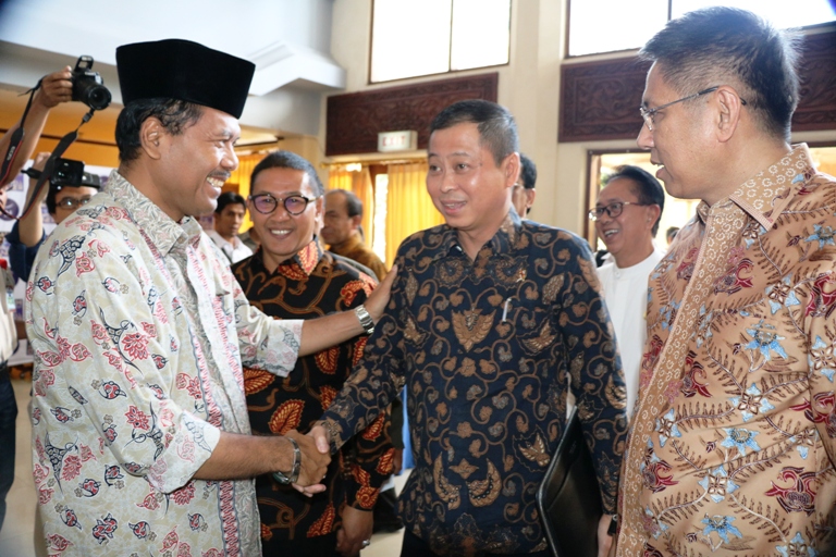 Bupati Irfendi arbi dengan menteri ESDM, Ignasius Jonan